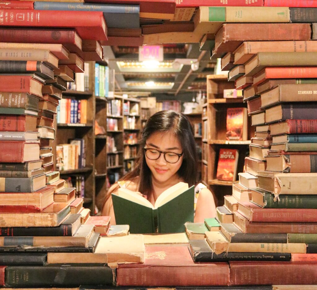 Jente omkranset av bøker